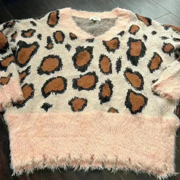 Umgee | Soft and fuzzy pink animal print pullover with puff  sleeves - Picture 5 of 13